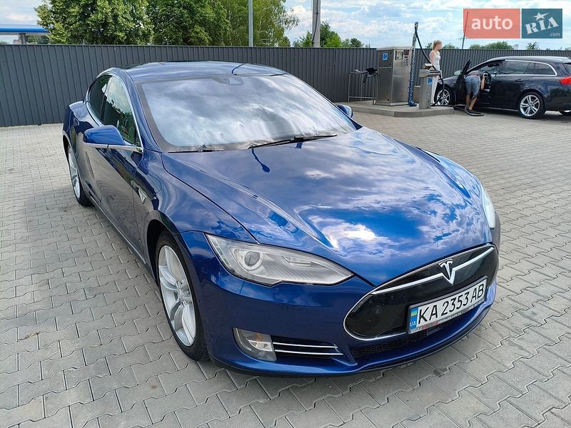 Лифтбек Tesla Model S 2015 в Киеве