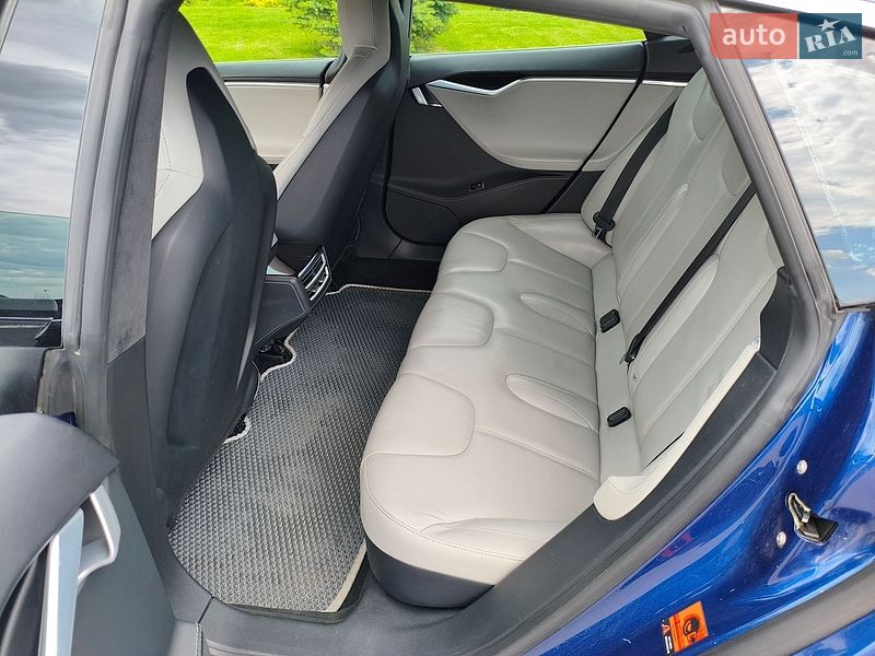 Лифтбек Tesla Model S 2015 в Киеве