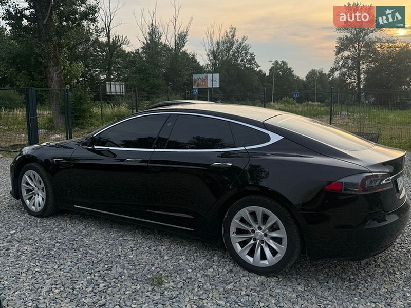Лифтбек Tesla Model S 2017 в Ивано-Франковске