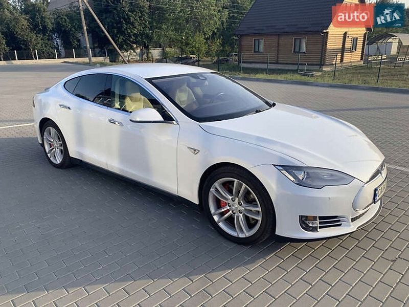 Лифтбек Tesla Model S 2015 в Бершади