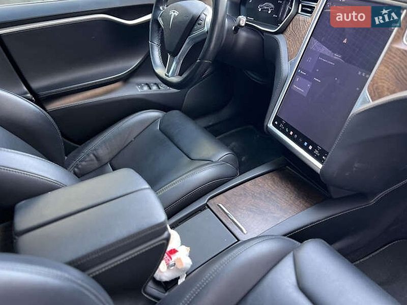 Лифтбек Tesla Model S 2017 в Ивано-Франковске