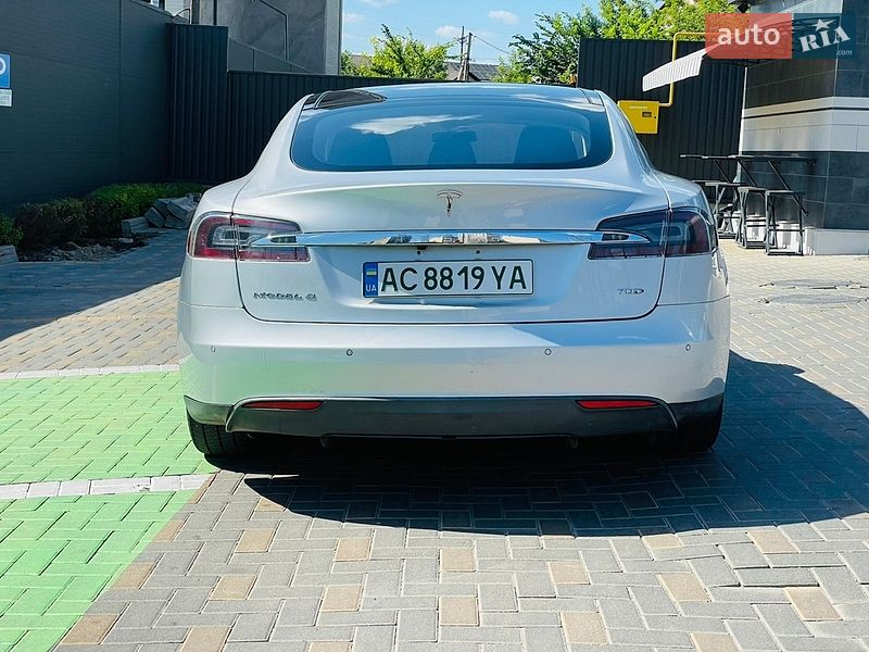 Лифтбек Tesla Model S 2016 в Виннице