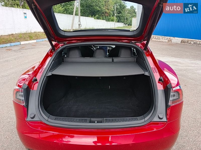Лифтбек Tesla Model S 2017 в Киеве