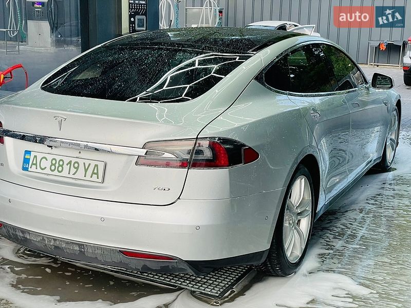 Лифтбек Tesla Model S 2016 в Виннице