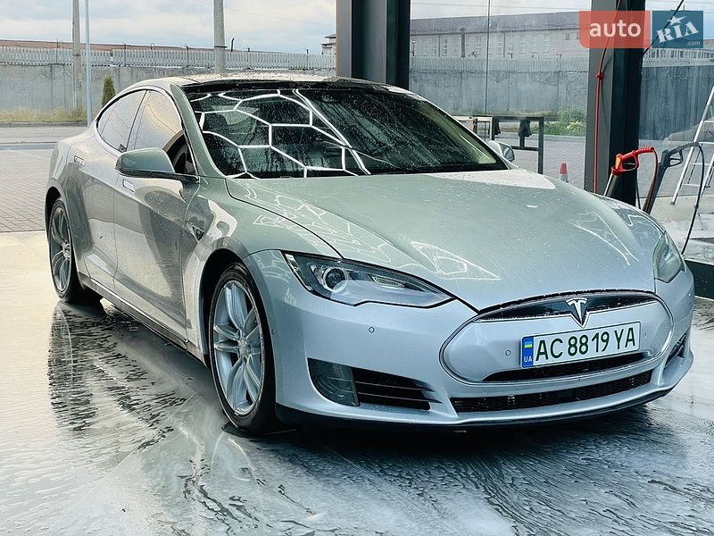 Лифтбек Tesla Model S 2016 в Виннице