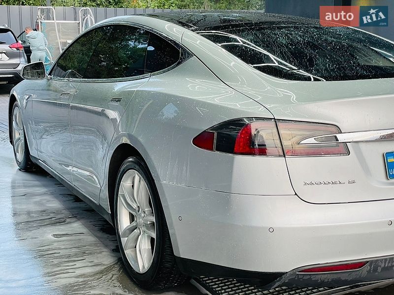 Лифтбек Tesla Model S 2016 в Виннице