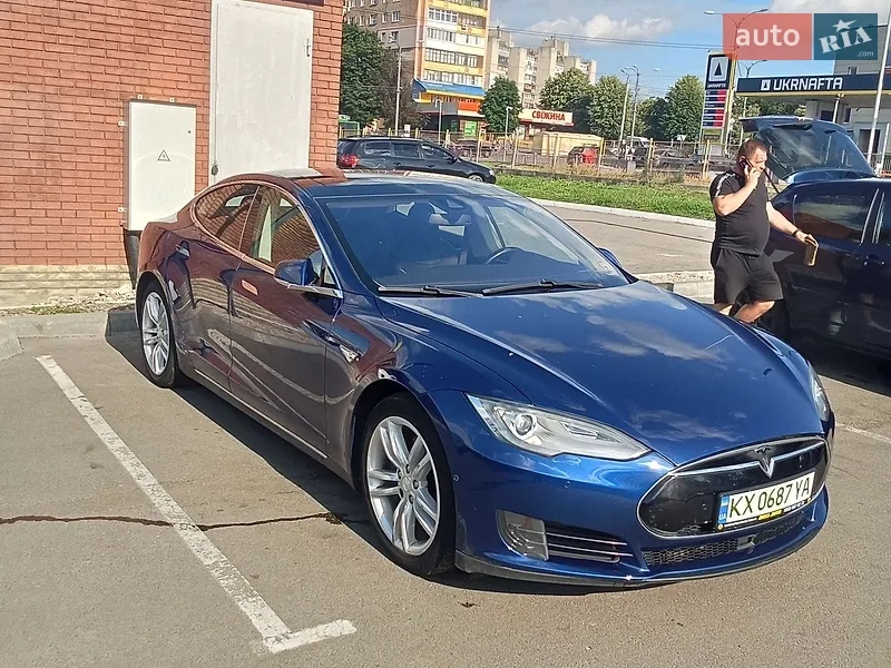 Tesla Model S 2015
