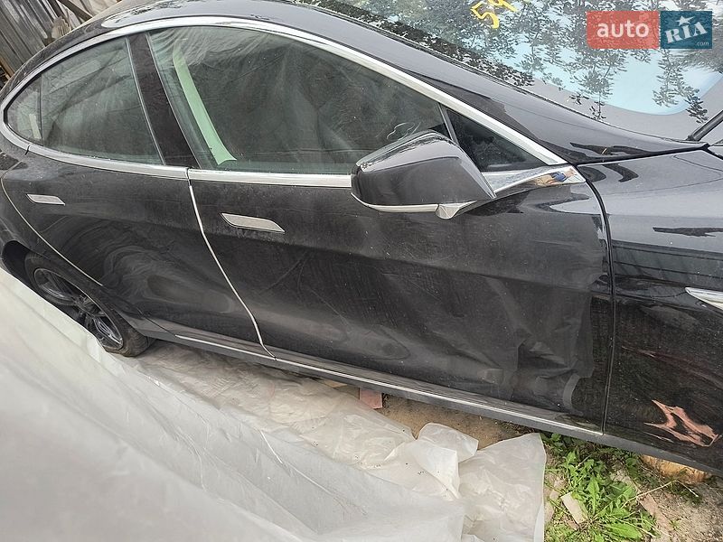 Лифтбек Tesla Model S 2015 в Киеве