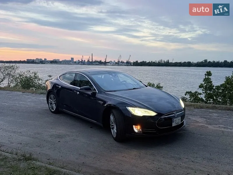 Tesla Model S 2015