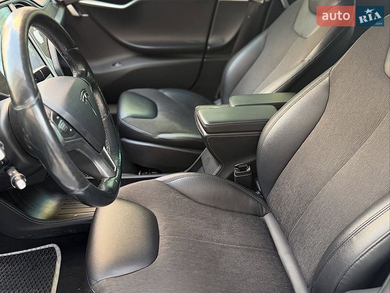 Лифтбек Tesla Model S 2015 в Львове