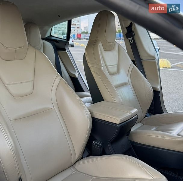 Лифтбек Tesla Model S 2015 в Киеве