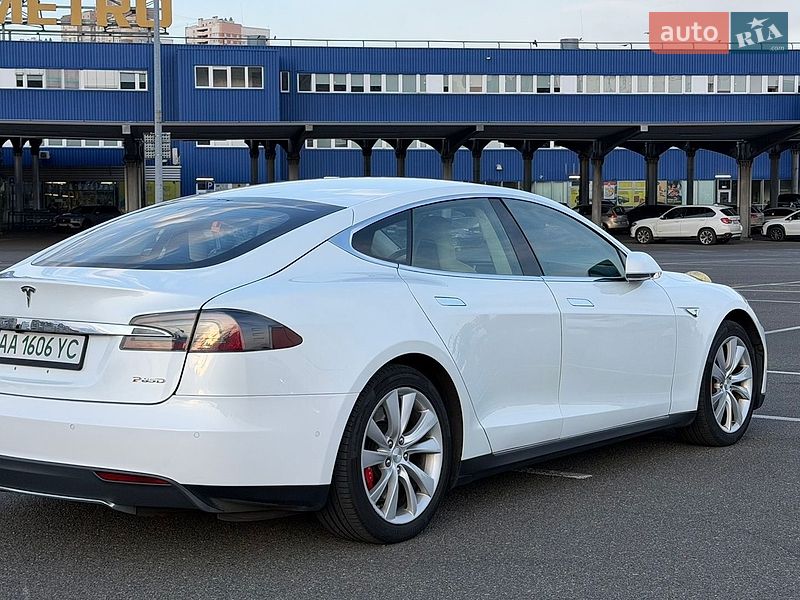 Лифтбек Tesla Model S 2015 в Киеве