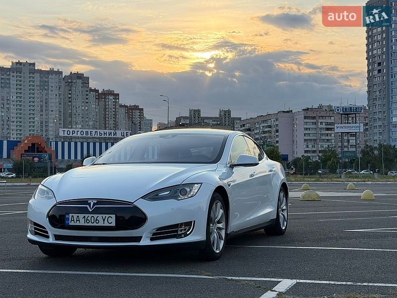 Лифтбек Tesla Model S 2015 в Киеве
