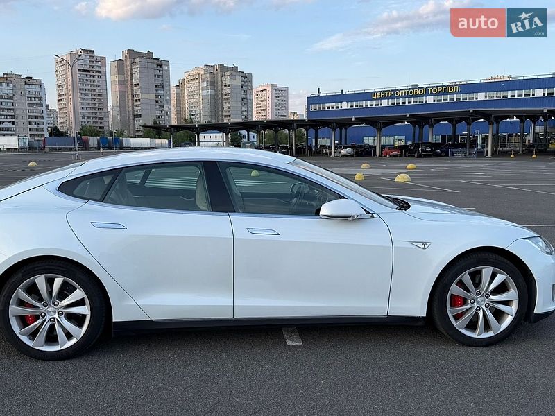 Лифтбек Tesla Model S 2015 в Киеве