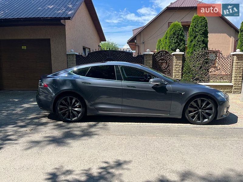 Лифтбек Tesla Model S 2017 в Сваляве