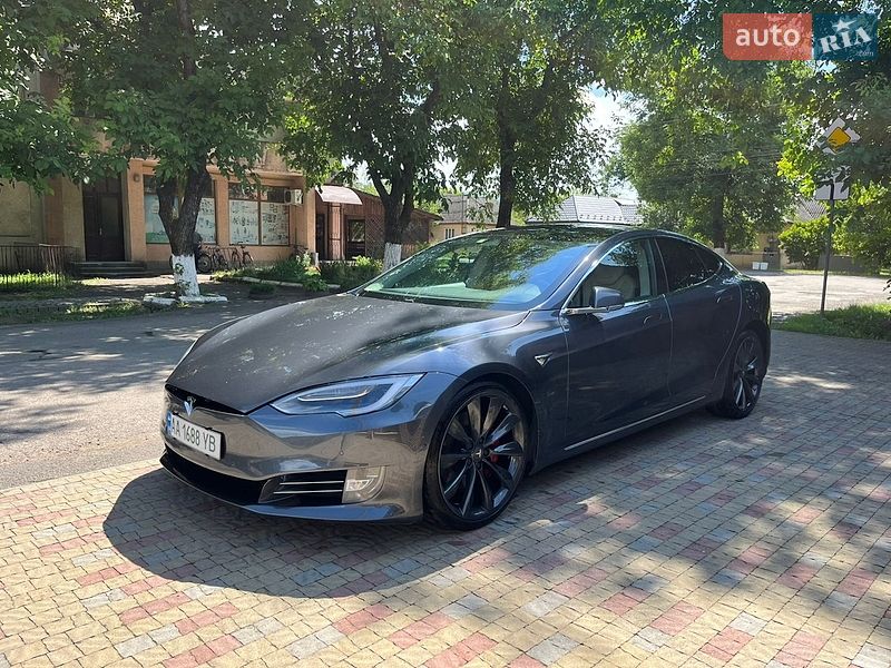 Лифтбек Tesla Model S 2017 в Сваляве