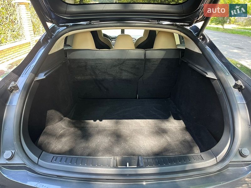 Лифтбек Tesla Model S 2017 в Сваляве