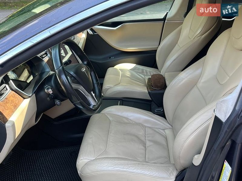 Лифтбек Tesla Model S 2017 в Сваляве