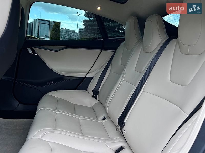 Лифтбек Tesla Model S 2019 в Львове