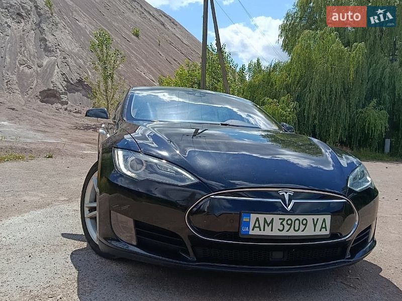 Tesla Model S 2015