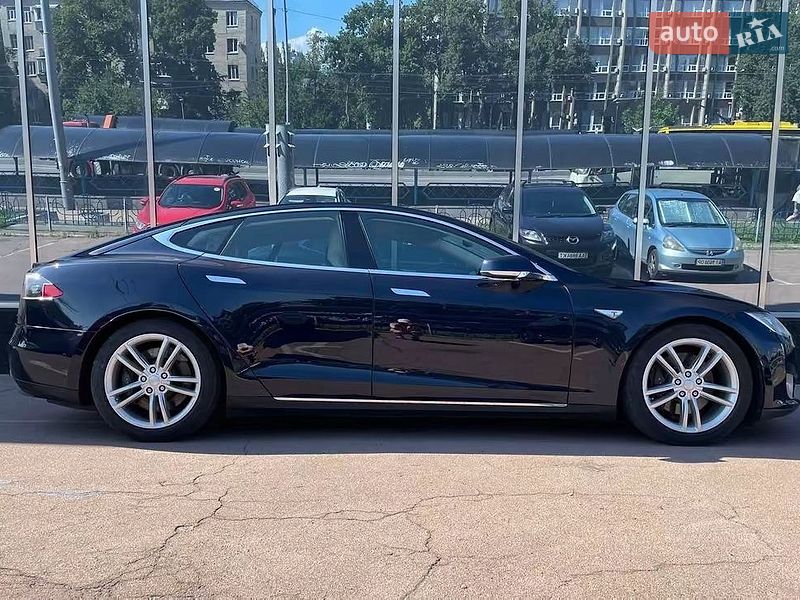Лифтбек Tesla Model S 2015 в Киеве