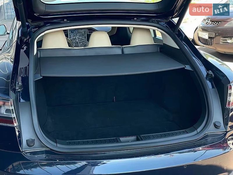 Лифтбек Tesla Model S 2015 в Киеве
