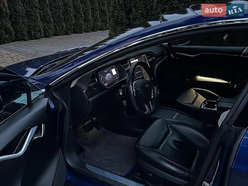 Лифтбек Tesla Model S 2016 в Львове