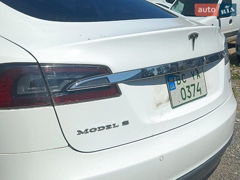 Ліфтбек Tesla Model S 2015 в Львові