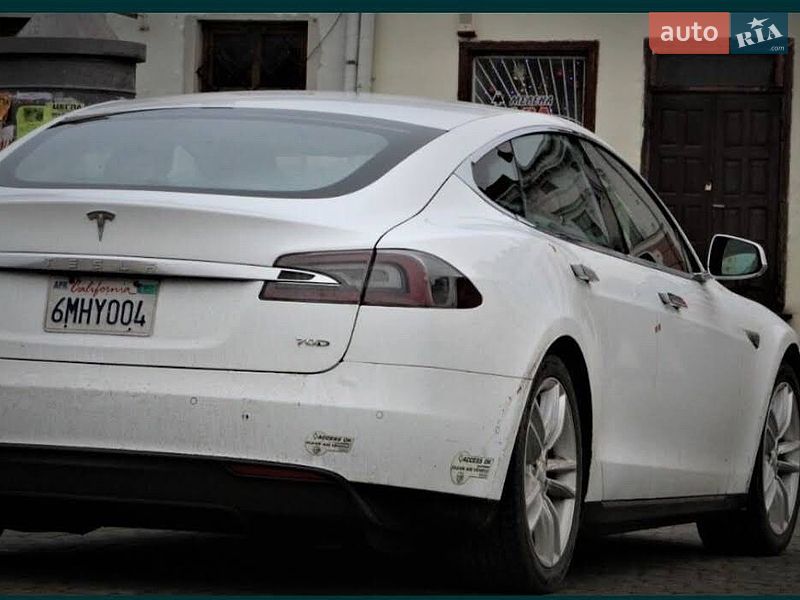 Ліфтбек Tesla Model S 2015 в Львові