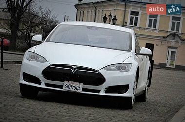 Ліфтбек Tesla Model S 2015 в Львові
