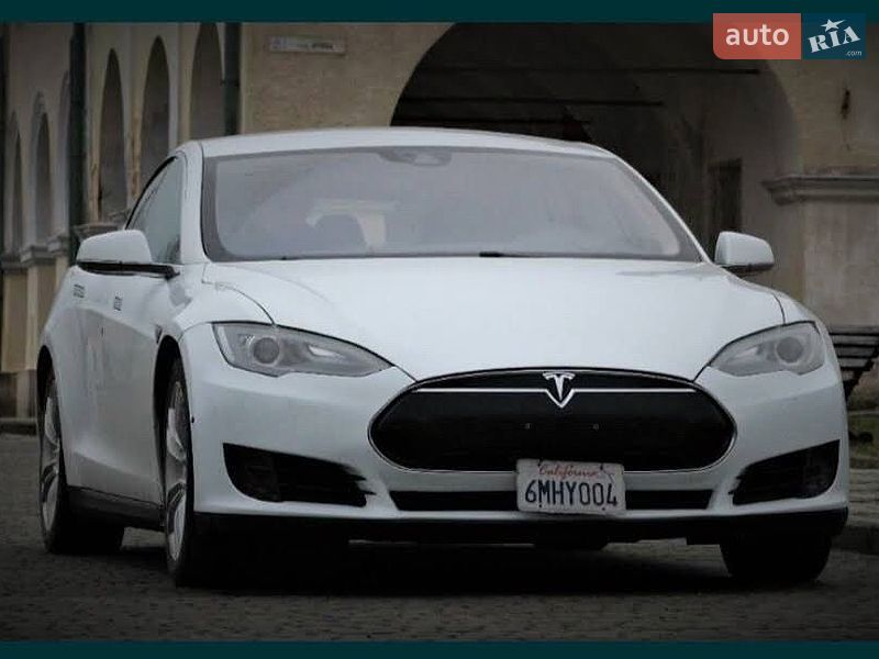 Ліфтбек Tesla Model S 2015 в Львові