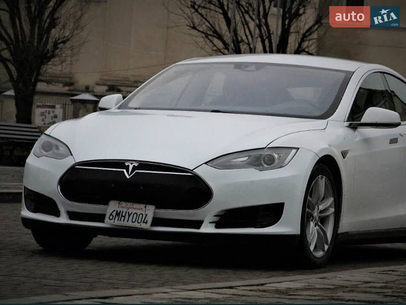 Ліфтбек Tesla Model S 2015 в Львові