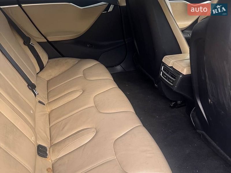 Ліфтбек Tesla Model S 2013 в Ільниці