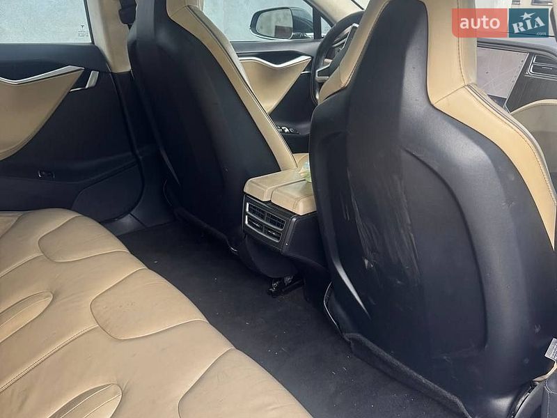 Ліфтбек Tesla Model S 2013 в Ільниці