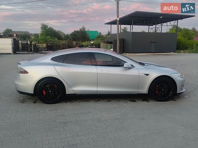 Лифтбек Tesla Model S 2013 в Калуше