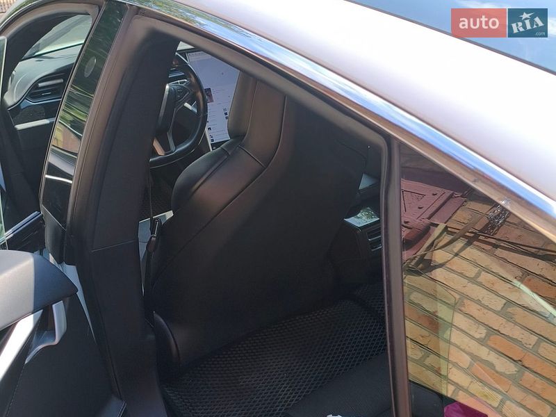 Ліфтбек Tesla Model S 2018 в Нововолинську