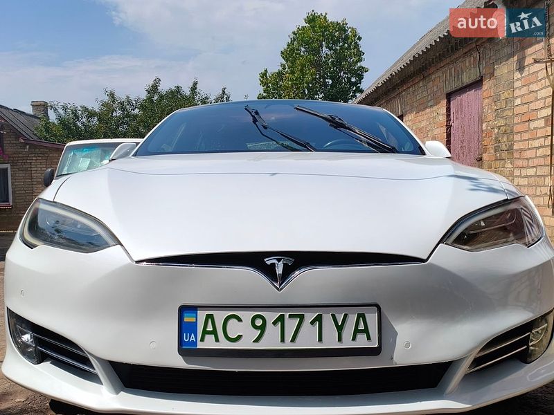 Ліфтбек Tesla Model S 2018 в Нововолинську