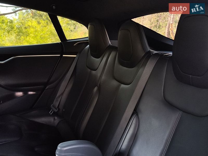 Ліфтбек Tesla Model S 2017 в Дніпрі
