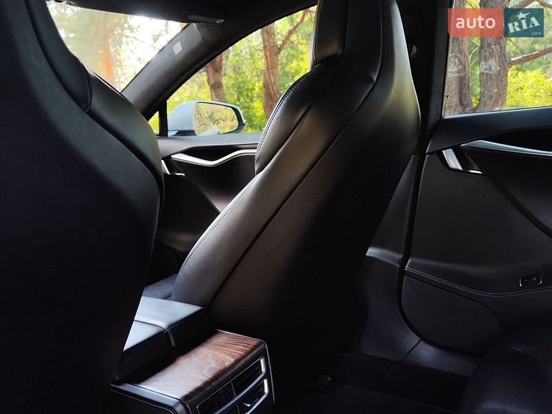 Ліфтбек Tesla Model S 2017 в Дніпрі