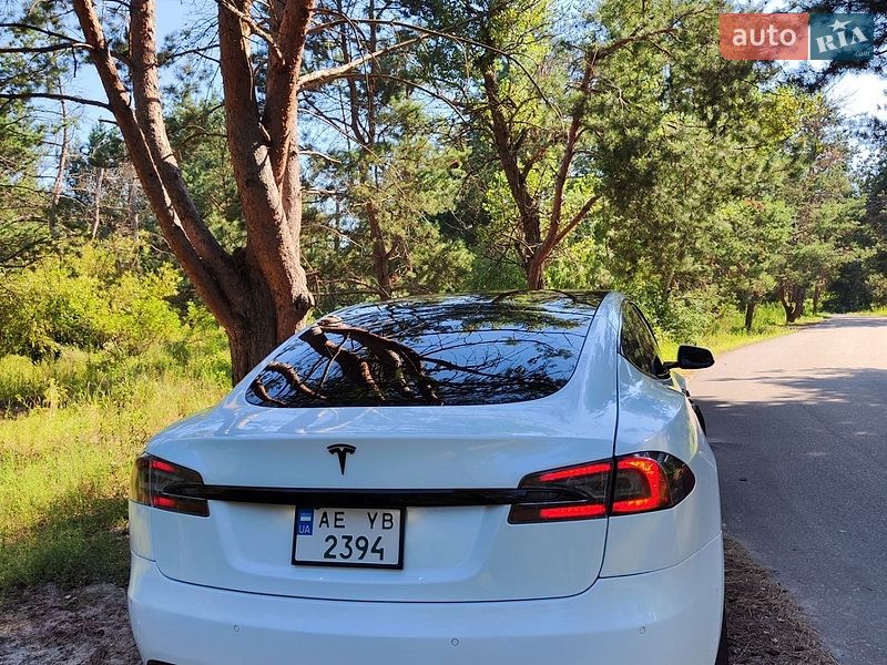 Ліфтбек Tesla Model S 2017 в Дніпрі