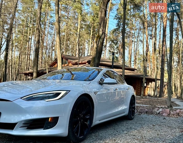 Лифтбек Tesla Model S 2016 в Буче