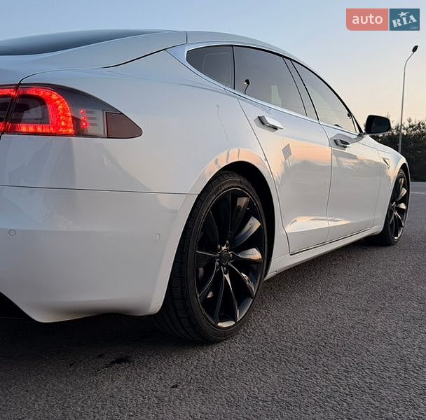 Лифтбек Tesla Model S 2016 в Буче