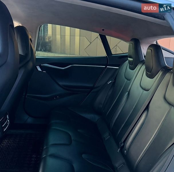Лифтбек Tesla Model S 2016 в Буче