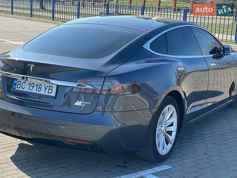 Лифтбек Tesla Model S 2017 в Ужгороде