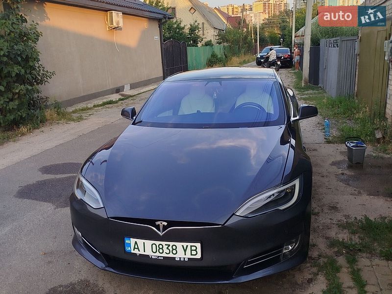Tesla Model S, фото з оголошення