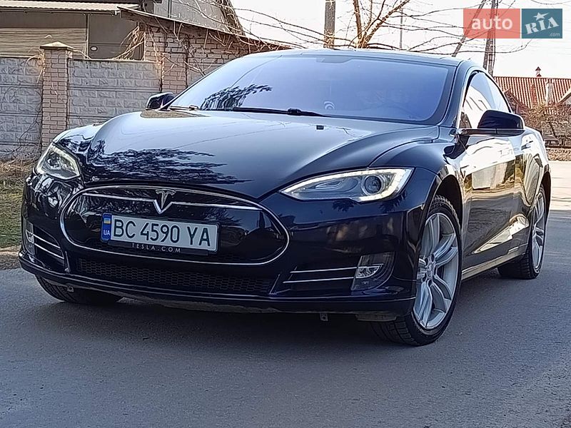 Tesla Model S, photos from the listing