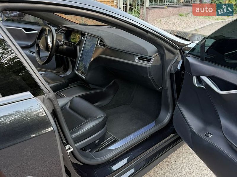Лифтбек Tesla Model S 2015 в Киеве