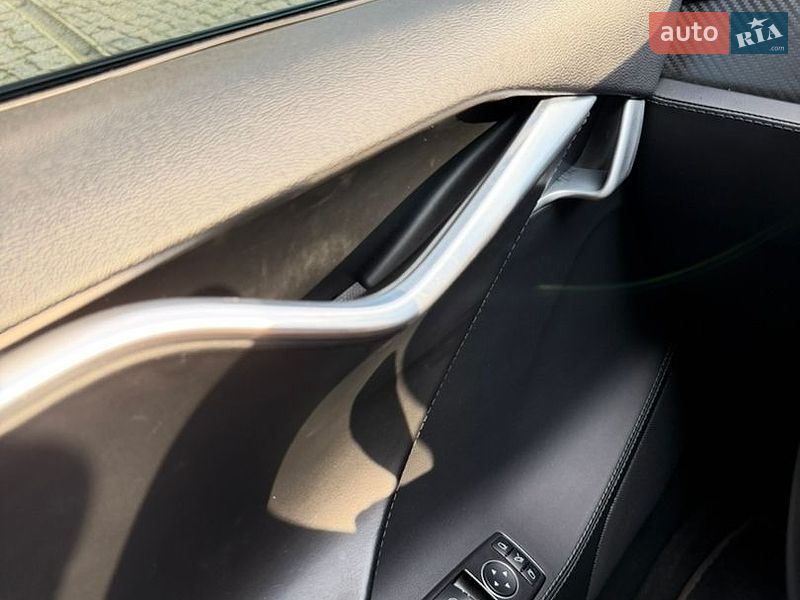 Лифтбек Tesla Model S 2015 в Киеве