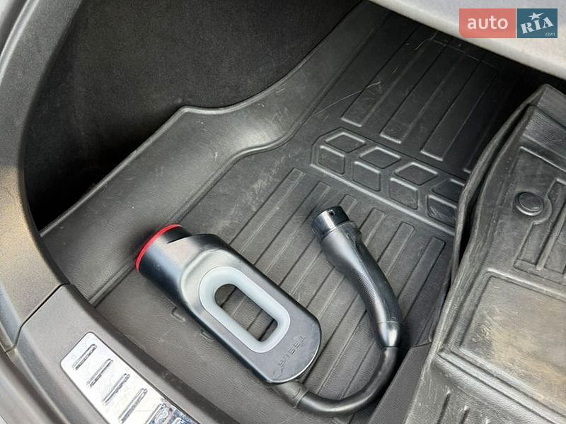 Лифтбек Tesla Model S 2015 в Киеве