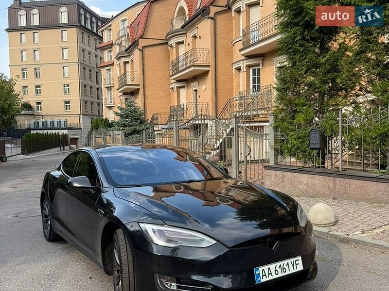 Лифтбек Tesla Model S 2015 в Киеве
